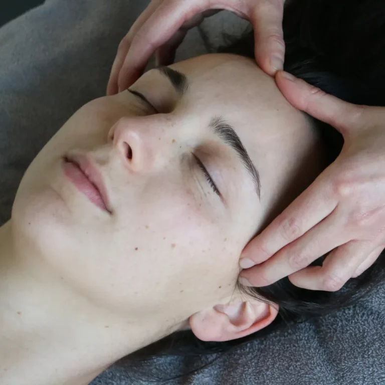 en närbild på en kvinna som får skalpmassage